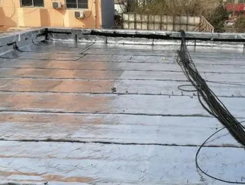 叙永卫生间漏水维修公司分享下叙永屋面楼顶防水刚性防水层施工要点。